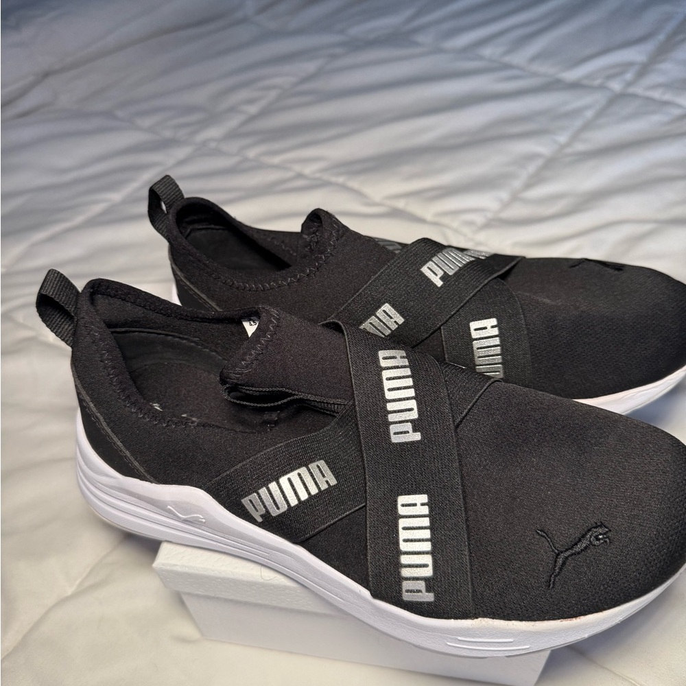 PUMA sneakers / Black and White Slip-On Sneakers